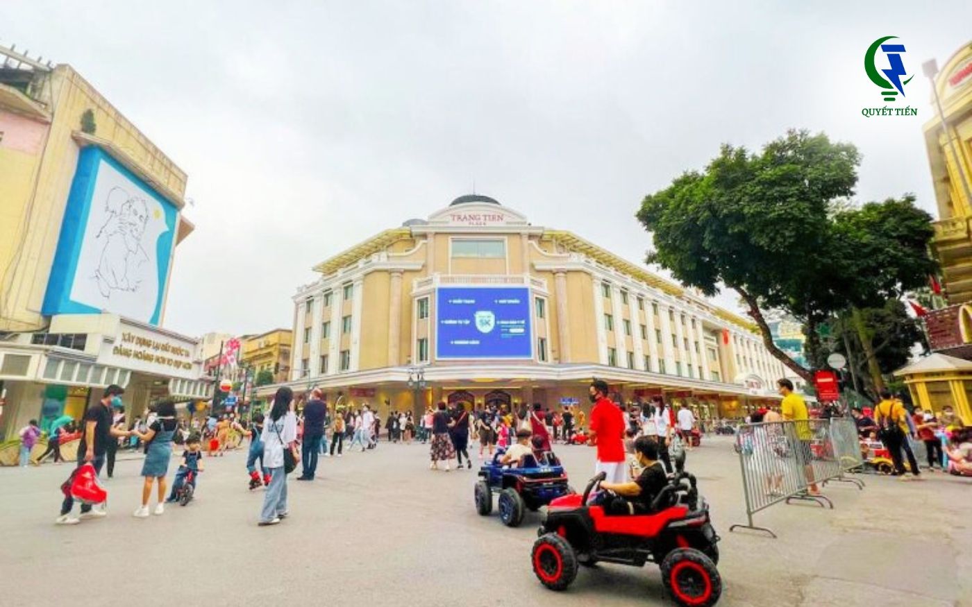 Phát sóng quảng cáo ngoài trời với màn hình lớn tại Tràng Tiền Plaza, Hoàn Kiếm, Hà Nội